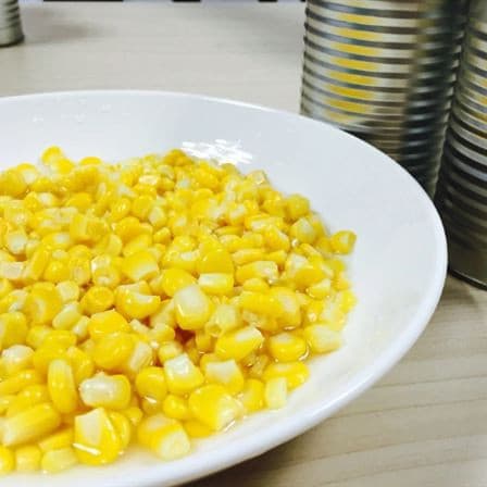 Натуральная пищевая консервированная сладкая кукуруза в жестяной банке